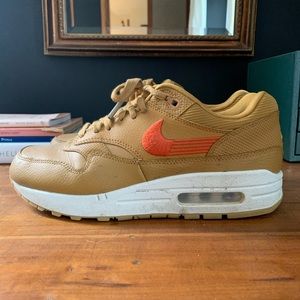 Nike Air Max 90 in mustard